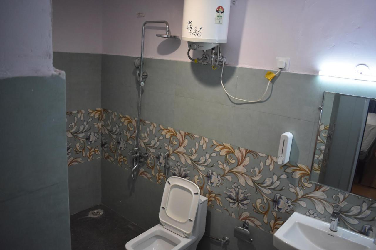 Private Rooms With International Airport View New Delhi Exterior photo