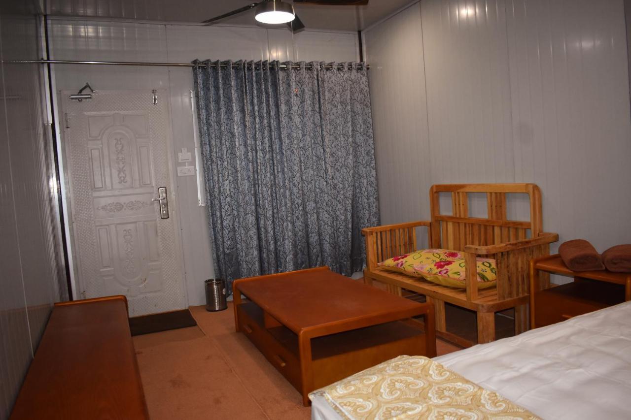 Private Rooms With International Airport View New Delhi Exterior photo