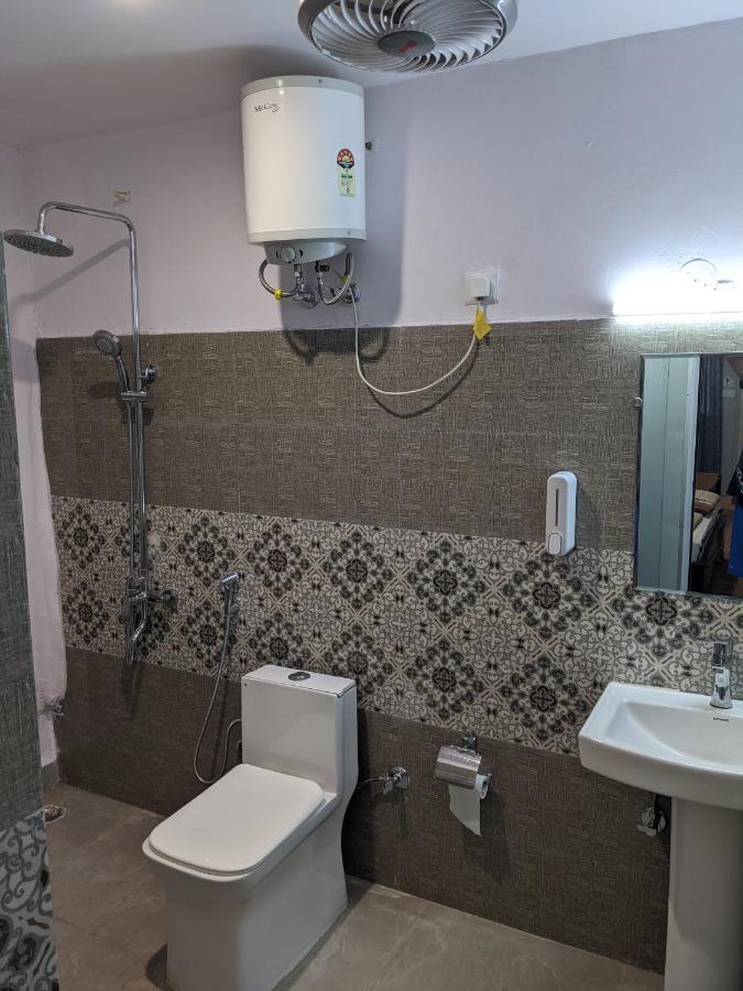 Private Rooms With International Airport View New Delhi Exterior photo